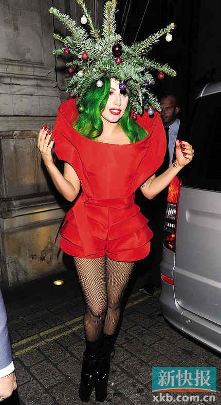 LadyGaga“圣诞树”装惹眼龇牙咧嘴扮恐怖(图)