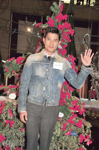 郭富城扮袋鼠逗乐小孩圣诞节陪妈妈吃大餐(图)