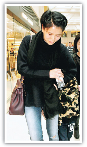 袁咏仪素颜带儿子外出遇记者求饶免魔童入镜(图)