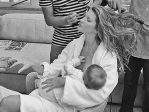 吉赛尔·邦辰哺乳照曝光边喂孩子边做头发(图)