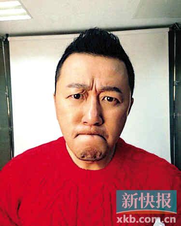 郭涛晒庆生自拍照穿大红毛衣表情严肃(图)