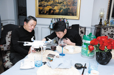 撒贝宁赴周立波晚宴谈家庭:我们家都晚婚晚育