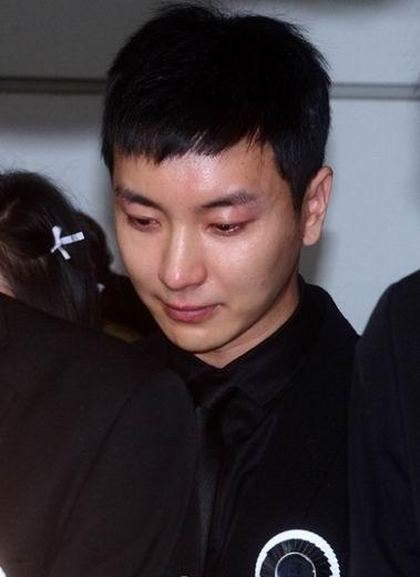 利特送别家人哭成泪人 sj成员一同抬棺(组图)(3)-中新网