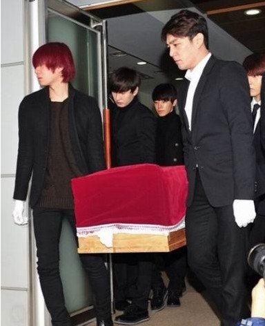 利特送别家人哭成泪人 sj成员一同抬棺(组图)(6)-中新网