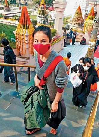 王菲印度朝圣照曝光穿平民装戴红色口罩(图)