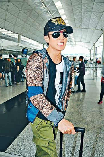 ������Ի���������̸��Ů¶������΢Ц��ͼ��