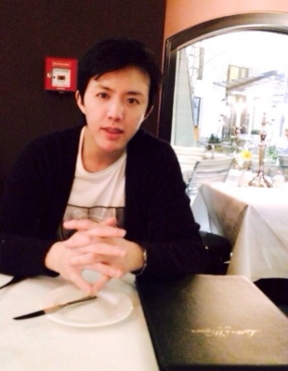 李云迪晒帅照送春节祝福:每逢佳节倍思亲(图)