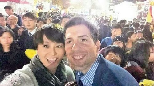 ��ӽ�����մ��Ϲ��仨�г徵ͷ��Ц��ͼ��