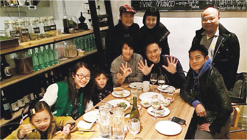 袁咏仪张智霖庆祝结婚13周年邀郭富城等好友吃饭