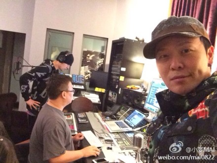 周杰伦半夜录制新专辑戴黑色帽子耍帅(图)