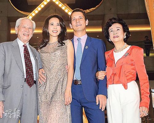 莫文蔚专心为父亲办丧礼演唱会延后(图)