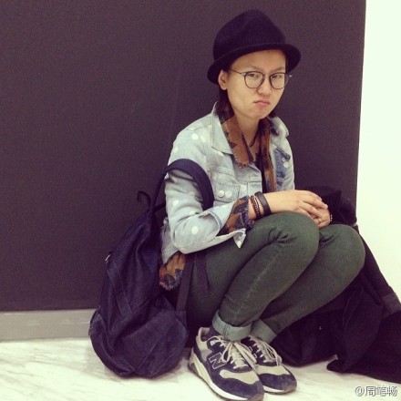 周笔畅晒素颜撅嘴照被指与化妆后判若两人(图)