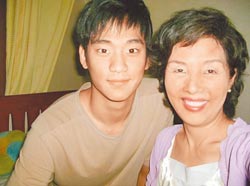 金秀贤父亲被曝是乐团主唱母亲貌美不输明星(图)