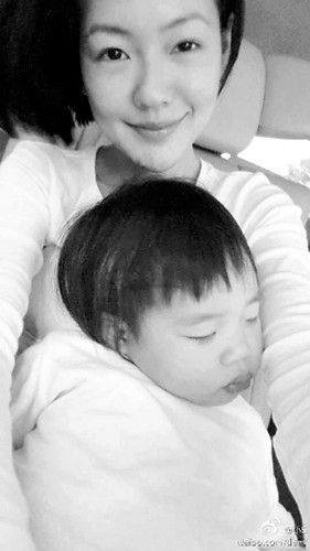 小S晒与小女儿合照许老三在妈妈怀里熟睡(图)