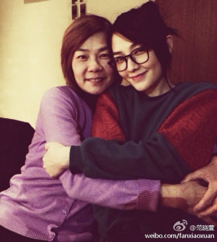 范晓萱晒和妈妈合影:感谢用爱和青春抚养我(图)