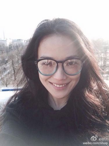 舒淇戴眼镜自拍露牙齿甜笑(图)