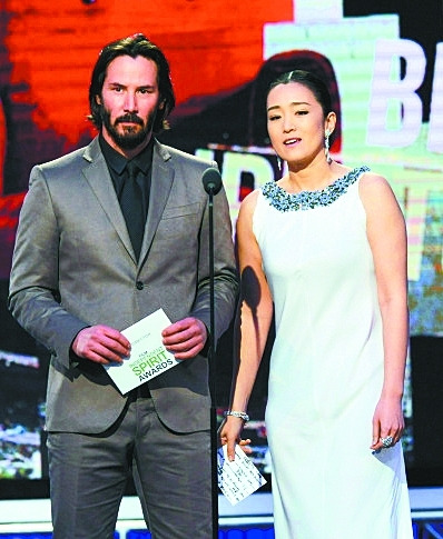 巩俐出任美国独立精神奖颁奖嘉宾身穿白裙高雅