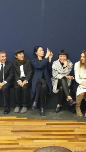 王菲巴黎看秀拿手机拍照不回应嫣然涉嫌非法敛财