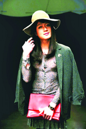 佟大为穿黑丝袜高跟鞋被夸“美艳”(图)