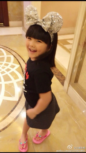 李湘晒女儿玩耍照王诗龄头戴大蝴蝶结可爱(图)