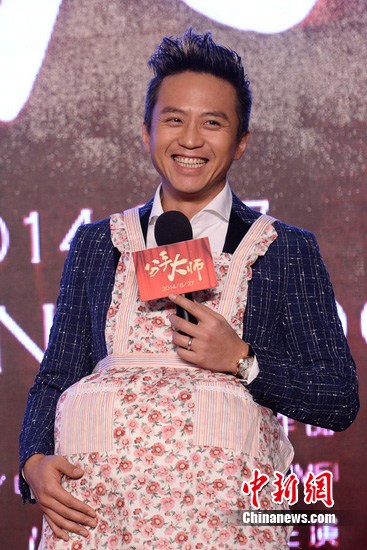 杨幂被赞怀孕拍戏敬业吐完后一抹嘴继续拍(图)