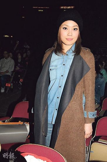 黄耀明个唱激情吻何韵诗嘴 称早就想亲对方(组图)(5)-中新网