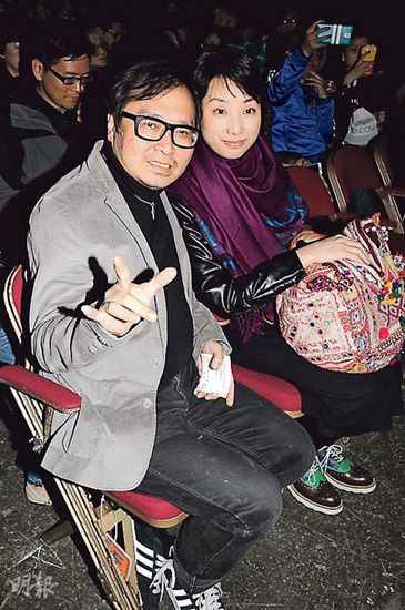 黄耀明个唱激情吻何韵诗嘴 称早就想亲对方(组图)(7)-中新网