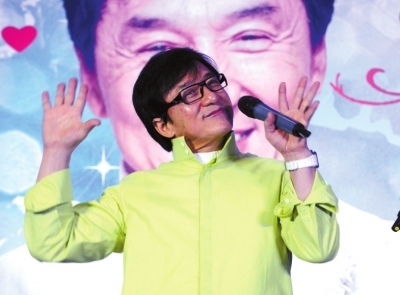 成龙称与宋祖英贴脸很普通:别把事情放那么大(图)