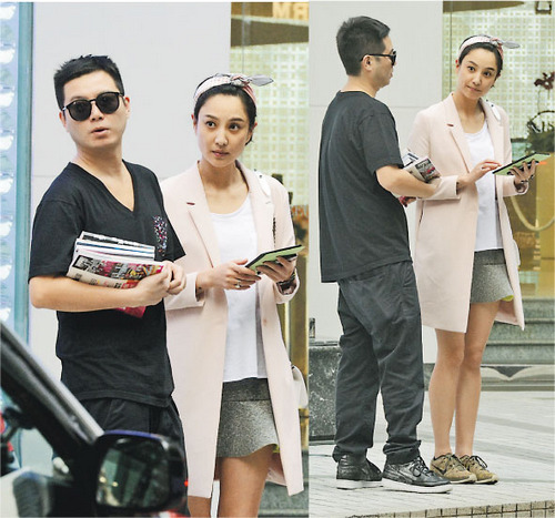 港星郑希怡与老公约会 低头专注玩平板电脑