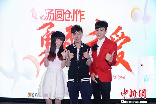 ���Ҳ�С��׶�ִ��MV������������ӫĻ���ǣ�ͼ��