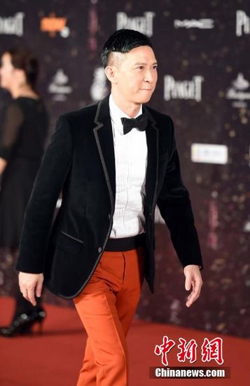 张家辉“香港金像奖”封帝台上“打拳击”(图)