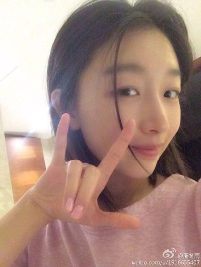 周冬雨晒素颜照:我是迎着阳光前滚翻的少女(图)