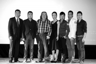 《近距离击杀》首映众主演喝酒御寒成兄弟(图)