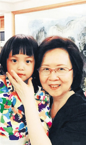 琼瑶和赵薇女儿合影两人似一家人图