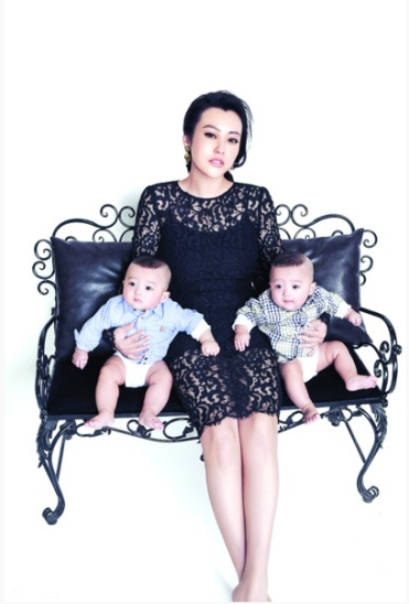 郝蕾抱双胞胎儿子拍写真女人魅力依旧未减(图)
