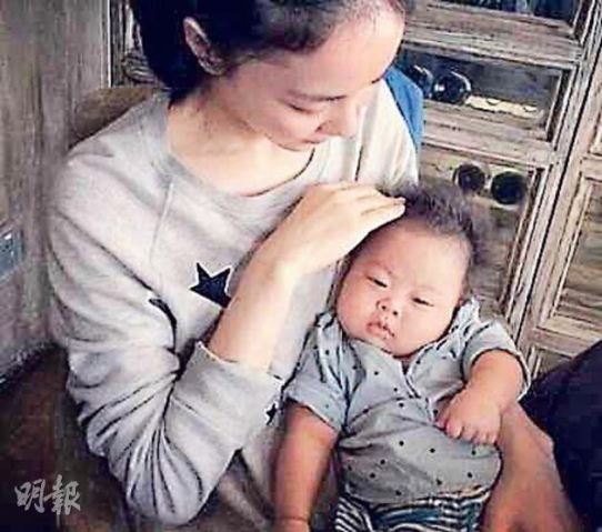 王菲抱婴儿姿势娴熟温柔摸头被赞母爱爆发(图)