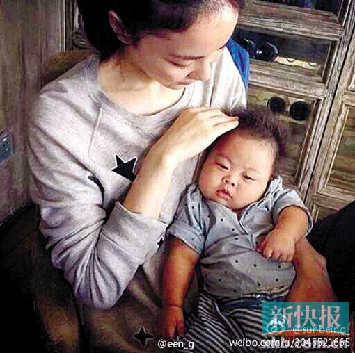 王菲怀抱婴儿照曝光手抚婴儿头表情温柔慈爱(图)