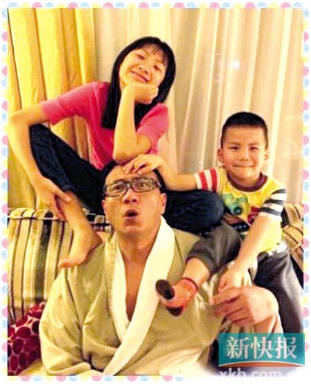 胡军晒与儿女搞怪合照穿睡衣坐沙发上(图)