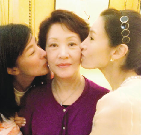 李嘉欣与姐姐吻母亲面颊表爱意(图)