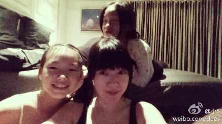 小S晒与俩女儿温馨照扎小辫似少女(图)
