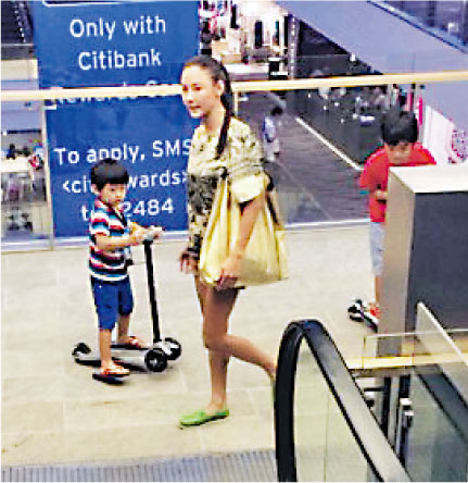 张柏芝与儿子庆母亲节Quintus搞笑模仿哥哥(图)