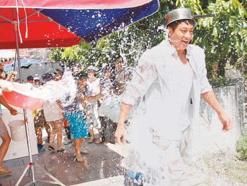 何润东顶平底锅遭恶搞全身湿透秀身材(图)