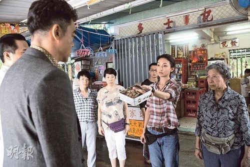 周迅“围村女”造型曝光化淡妆腰包不离身(图)