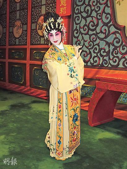 昨晚以主席身份出席保良局慈善粤剧晚会,她首度粉墨登场化大戏妆登台