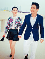 周迅与男友迪拜秀恩爱乘小木船深情对望(图)