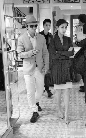 黄晓明与女友巴黎铁塔前约会穿情侣装购物(图)