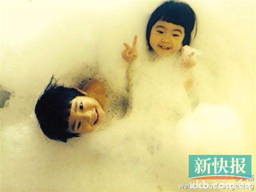 曹格晒儿女洗泡泡浴照两宝宝比剪刀手卖萌(图)