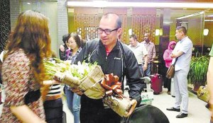 王志现身满头青丝不见网友:头发去哪儿了(图)