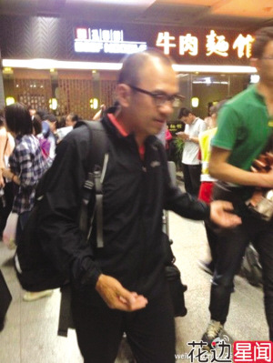 王志签约陕西卫视秃顶照曝光身形消瘦(图)