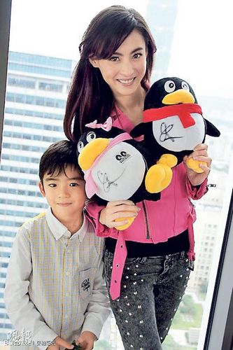 Lucas看柏芝吻戏向霆锋告状:妈跟黑皮肤男亲嘴